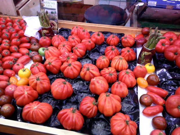The market street of Rue Cler was a fun walk. We picked up some lovely cheese, fresh figs, and a bit more besides before dropping over 10E at a boulangerie for baguettes and treats. This was probably a large share of the 5 pounds each of us put on over this trip... this and the gelato every day in Italy!