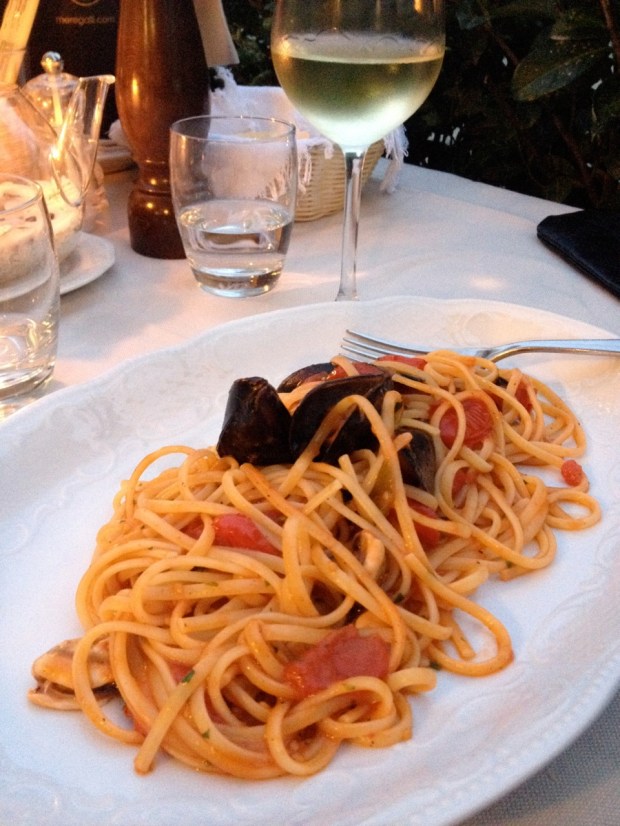 For me, mussels with linguine and red sauce and fresh tomatoes. This was actually Mike's favorite. It was also completely fantastic.